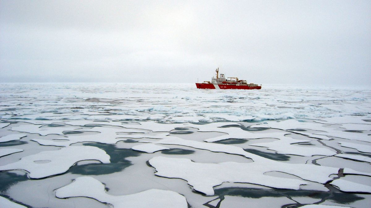 Francouzští vědci uvázli na Antarktidě kvůli poruše ledoborce